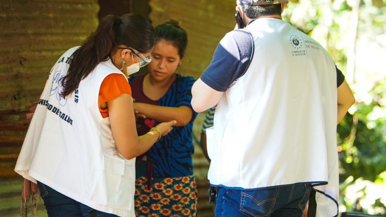 Salud despliega personal médico y psicológico para atender a sobrevivientes del deslave en Nejapa salud-despliega-personal-medico-y-psicologico-para-atender-a-sobrevivientes-del-deslave-en-nejapa